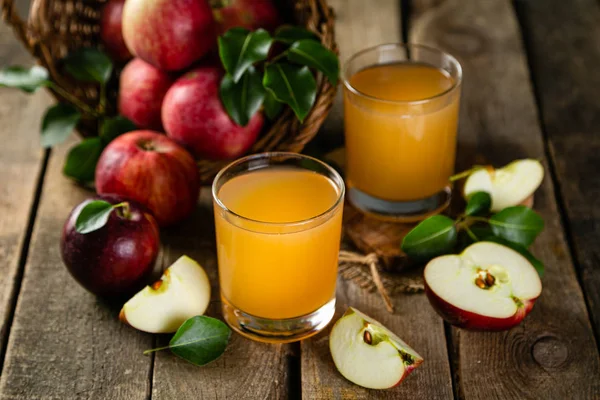 Яблочный сок в стекле на деревенском фоне дерева — стоковое фото