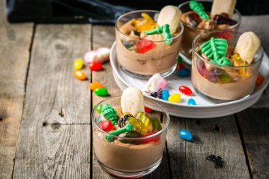 Cadılar Bayramı stil şekerleme - çikolata mousse gelly yılan ile