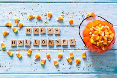 Cadılar Bayramı arka plan - cady ve mavi ahşap arka plan tatlılar