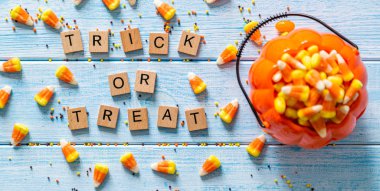 Cadılar Bayramı arka plan - cady ve mavi ahşap arka plan tatlılar