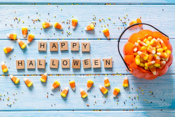 Sfondo Halloween - cady e dolci su sfondo di legno blu — Foto Stock