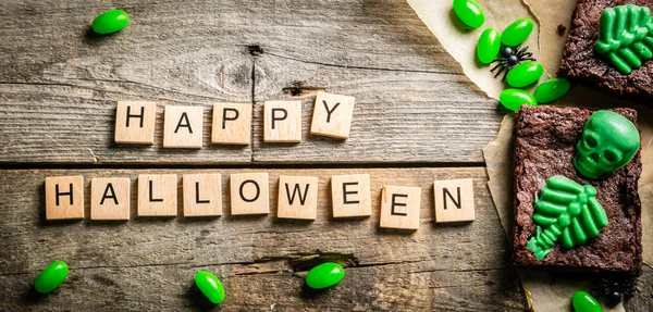 Festa di Halloween dolce - brownie con scheletro verde e ossa — Foto Stock