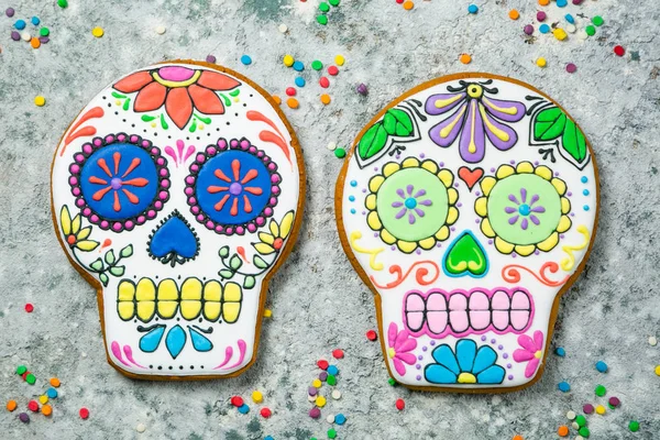 Dia de los muertos concept - schedel vormige cookies met kleurrijke decoraties — Stockfoto