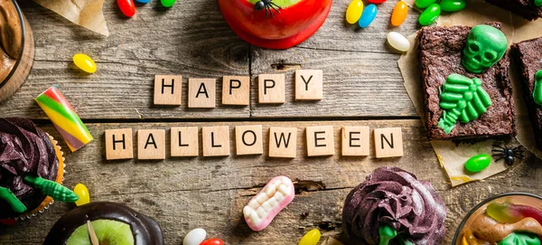 Selezione di dolci per la festa di Halloween - brownie, mele caramello, cupcake, mousse di cioccolato, caramelle — Foto Stock