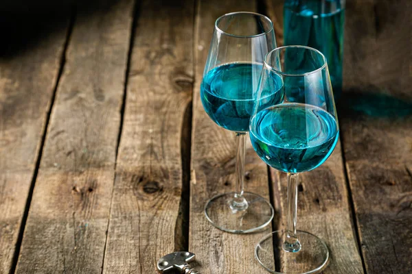 Tendencia alimentaria vino azul sobre fondo rústico — Foto de Stock