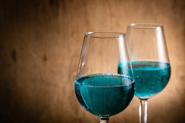 Tendencia alimentaria vino azul sobre fondo rústico — Foto de Stock