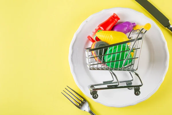 Empty food cart on white plate. Grocery shopping concept, weekly meal planning concept — Stock Photo, Image