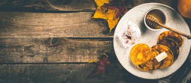 Kırsal ahşap arka planda balkabağı krepleri