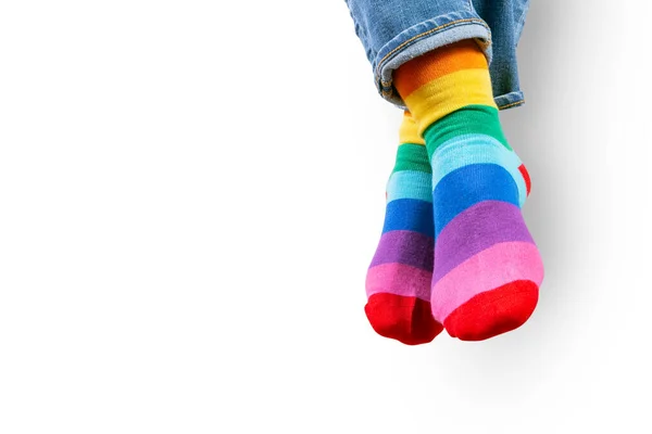 Mujer con calcetines arco iris - símbolo de orgullo LGBT — Foto de Stock