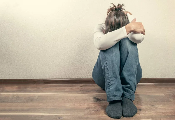 Депрессивная женщина сидит на полу — стоковое фото
