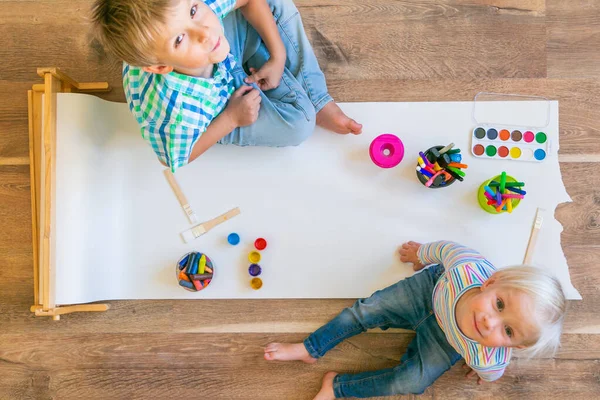 Pittura per bambini con materiali diversi su grande canva sulla farina — Foto Stock