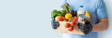 Güvenli yemek teslimatı konsepti - teslimatçı eldiven taşır