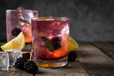 Kırsal ahşap arka planda Blackberry limonatası