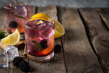Kırsal ahşap arka planda Blackberry limonatası