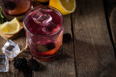 Kırsal ahşap arka planda Blackberry limonatası