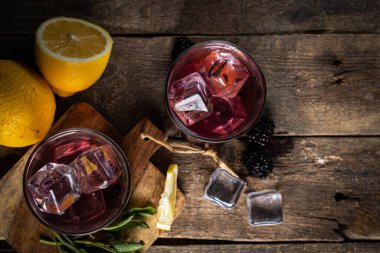 Kırsal ahşap arka planda Blackberry limonatası