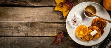 Kırsal ahşap arka planda balkabağı krepleri