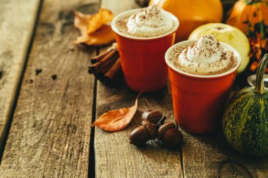 Balkabağı arkaplanda turuncu gözlüklü latte.