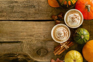 Balkabağı arkaplanda turuncu gözlüklü latte.