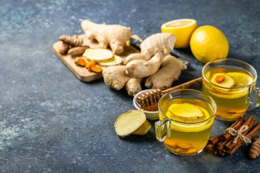 Bağışıklık sistemi güçlendirici - zencefil ve zerdeçal çayı ve malzemeler