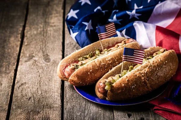 USA nationale feestdag Dag van de Arbeid, Memorial Day, Vlag Dag, 4 juli - hotdogs met ketchup en mosterd op hout achtergrond — Stockfoto