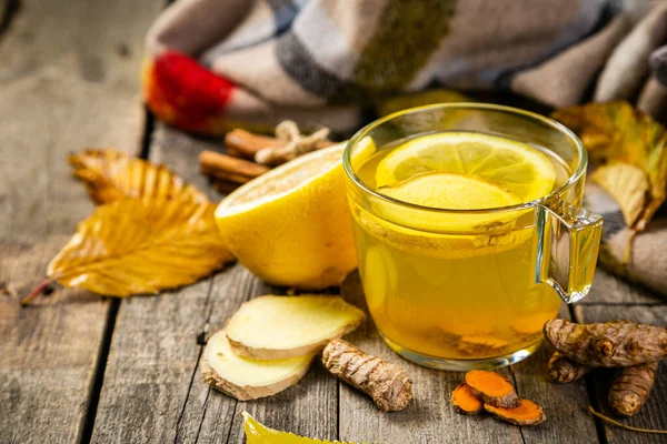 Impulsor del sistema inmunitario de otoño: té de jengibre y cúrcuma e ingredientes — Foto de Stock