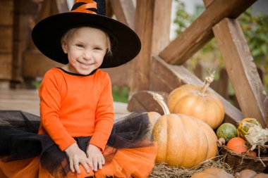 Cadılar Bayramı konsepti. Dışarıda cadı gibi giyinmiş bir kız.