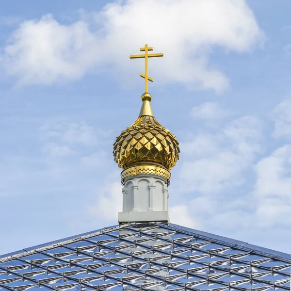 küçük bir Şapel altın kubbesi