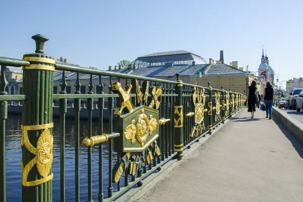 Fontanka Nehri üzerinde St. Petersburg Panteleimon köprü geri
