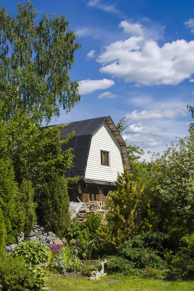     Plastik bir geyik ile küçük bir ev