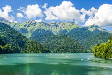 Abhazya dağlarında Ritsa Gölü