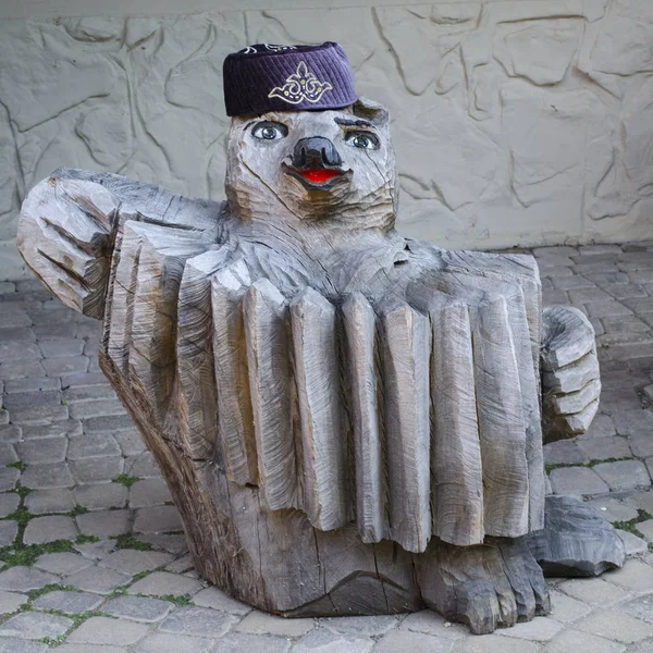 ahşap ayı akordeon oynarken