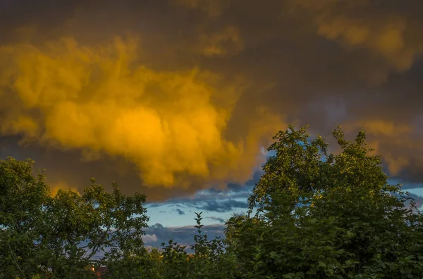 akşam günbatımı ile koyu kırmızı bulutlar