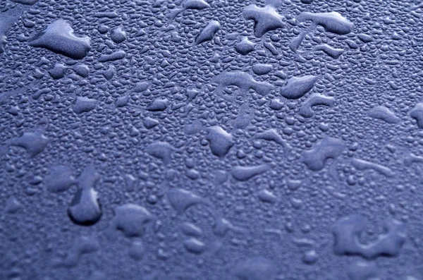 düzensiz su damlacıkları koyu mavi zemin üzerine bulanıklık