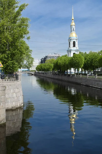 Kryukov kanalı'nın görünümü ve çan kulesi St. Nicholas Katedrali'nin bir altın kubbesi ve sivri