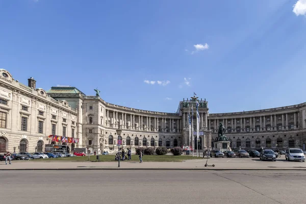 Heldenplatz en Hofburg in Wenen. — Stockfoto