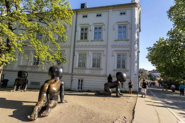 Три большие бронзовые детские скульптуры чешского художника Давида Черни . — стоковое фото