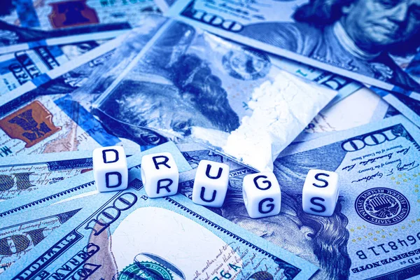 Yüz Dolarlık Banknotların Arka Planında Eroin Kokain Gibi Beyaz Narkotik — Stok fotoğraf