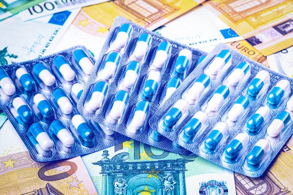 Таблетки Таблетками Фоне Банкнот Евро Концепция Дорогостоящих Затрат Здравоохранение Финансирование — стоковое фото