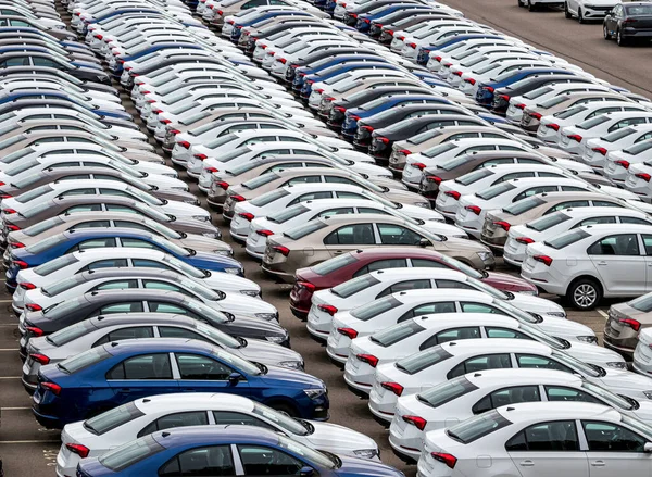 Řady Nových Aut Zaparkovaných Distribučním Centru Automobilce Zamračený Den Pohled — Stock fotografie