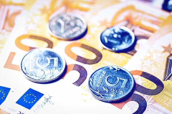 ユーロ紙幣を背景に ルーブル硬貨 為替レートの概念 — ストック写真