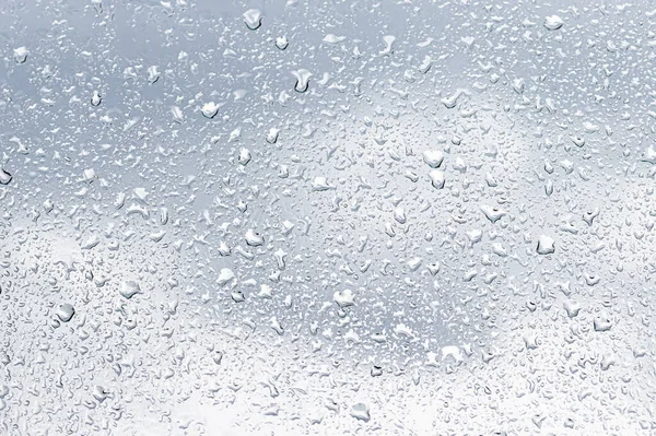 雨は曇った空の背景と窓ガラスの表面に落ちる 雨滴の自然な背景 設計のための抽象オーバーレイ 悪天候の概念 — ストック写真
