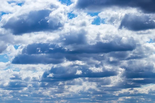 Strahlend Blauer Himmel Mit Haufenwolken Die Von Der Tagessonne Erhellt — Stockfoto