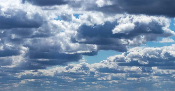 하늘과 태양이 휘황찬란 구름을 설계에 — 스톡 사진