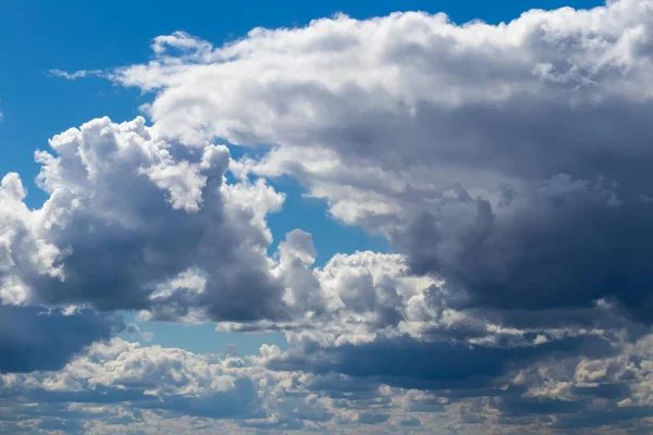 Strahlend Blauer Himmel Mit Haufenwolken Die Von Der Tagessonne Erhellt — Stockfoto