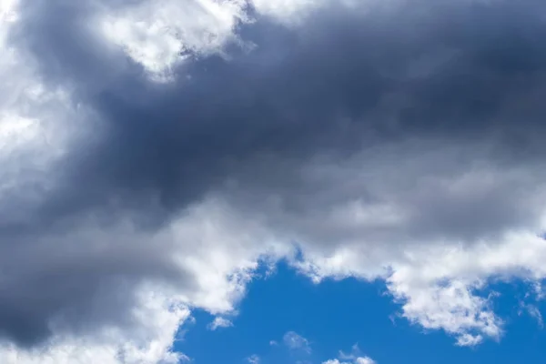 Cielo Azul Brillante Con Nubes Cúmulos Iluminadas Por Sol Diurno — Foto de Stock