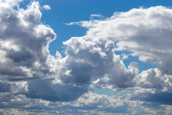 Strahlend Blauer Himmel Mit Haufenwolken Die Von Der Tagessonne Erhellt — Stockfoto