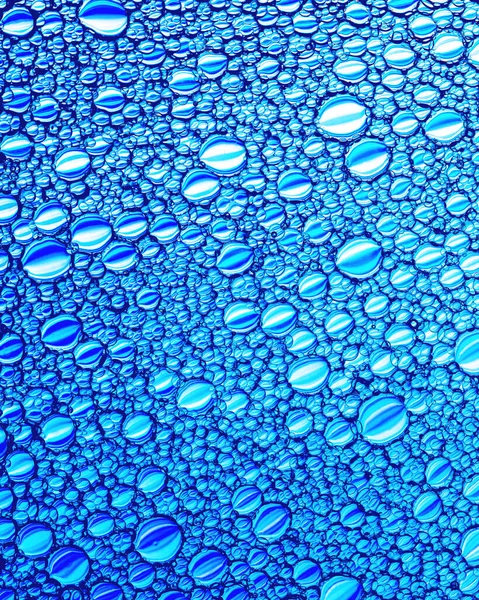 Bovenaanzicht Kleurrijke Druppels Olie Het Water Blauwe Cirkels Ovalen Abstract — Stockfoto