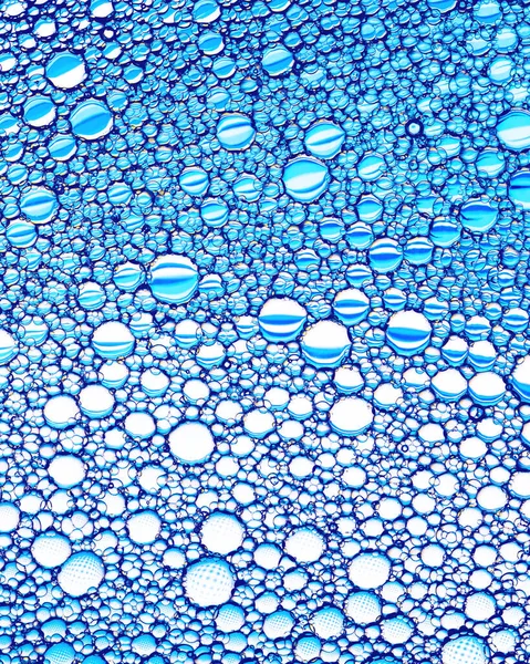 Vista Dall Alto Gocce Colorate Olio Sull Acqua Cerchi Blu — Foto Stock