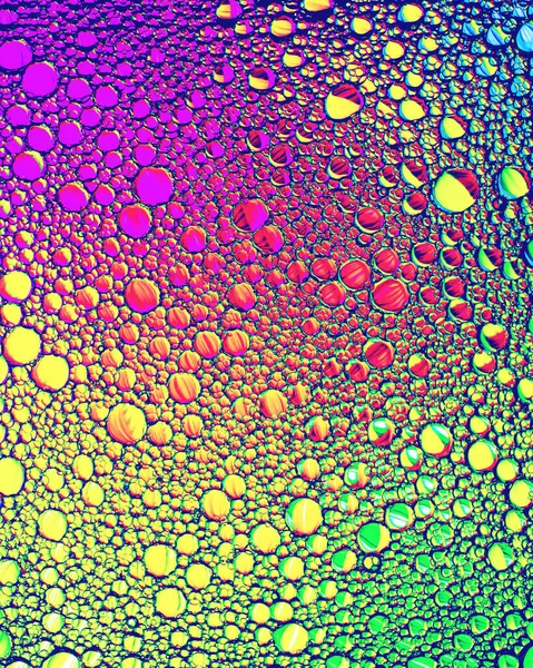 Bovenaanzicht Een Kleurrijke Druppels Olie Het Water Regenboog Spectrum Gekleurde — Stockfoto